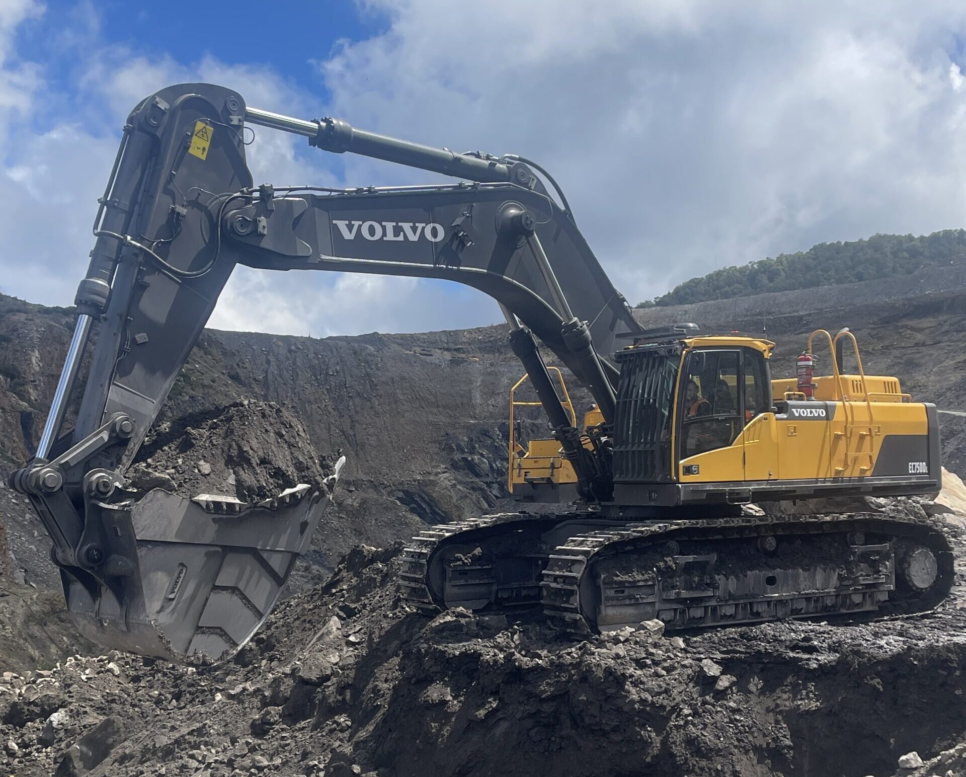 Large Scale Volvo Excavators Arrive at ABM Leasing